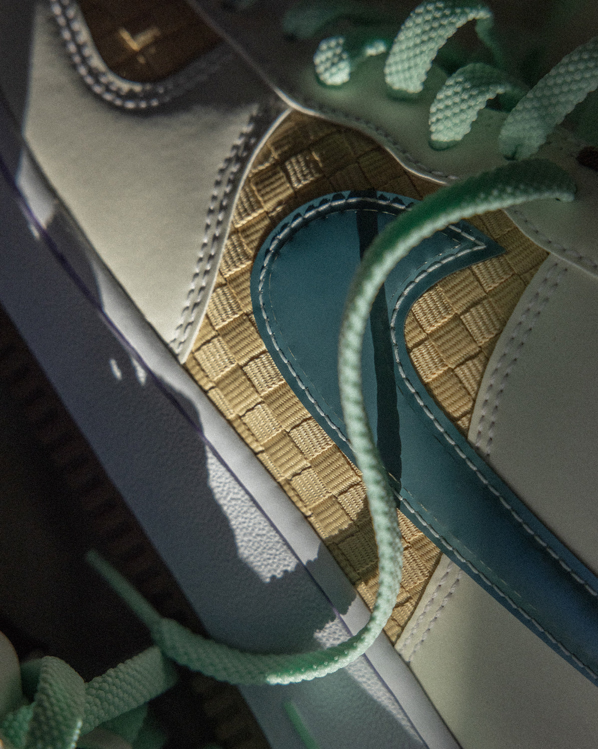 (Buy 1 pair and get 2 pairs free, get 3 pairs of shoes for the price of 1 pair)Nike Air Force 1 Retro QS *Easter*