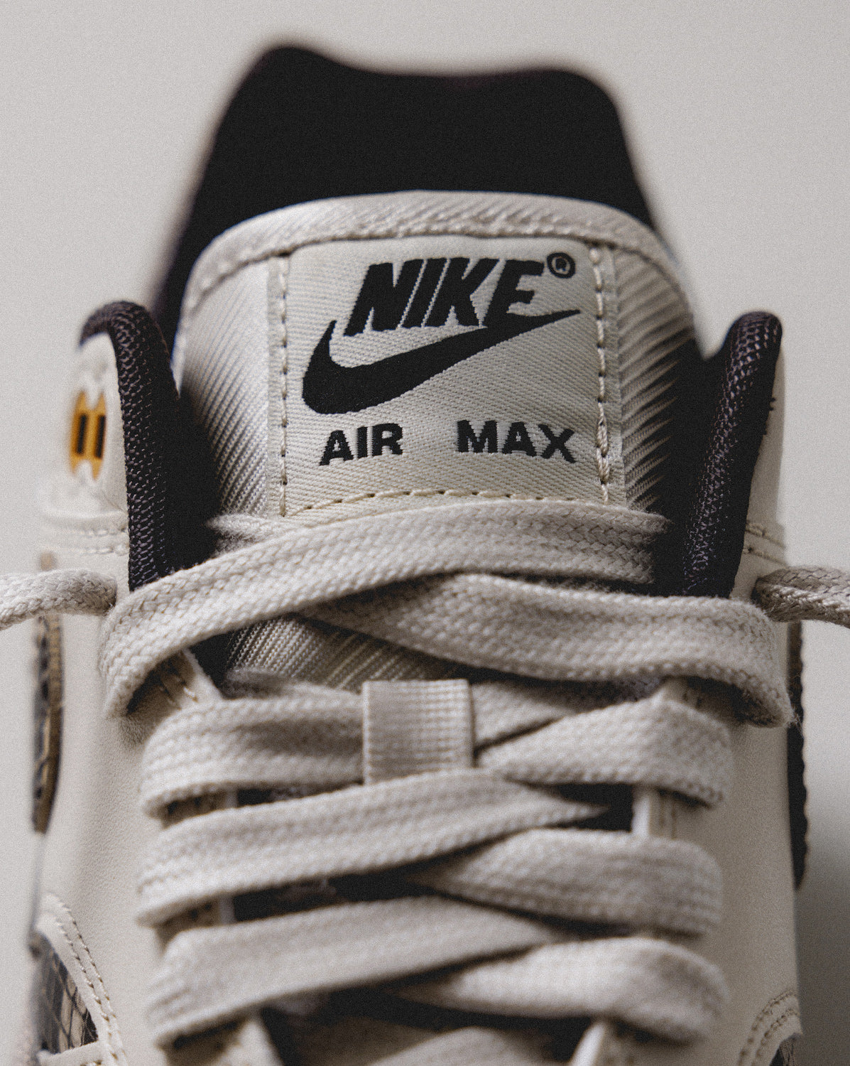 (Buy 1 pair and get 2 pairs free, get 3 pairs of shoes for the price of 1 pair)Nike Wmns Air Max 1 '87