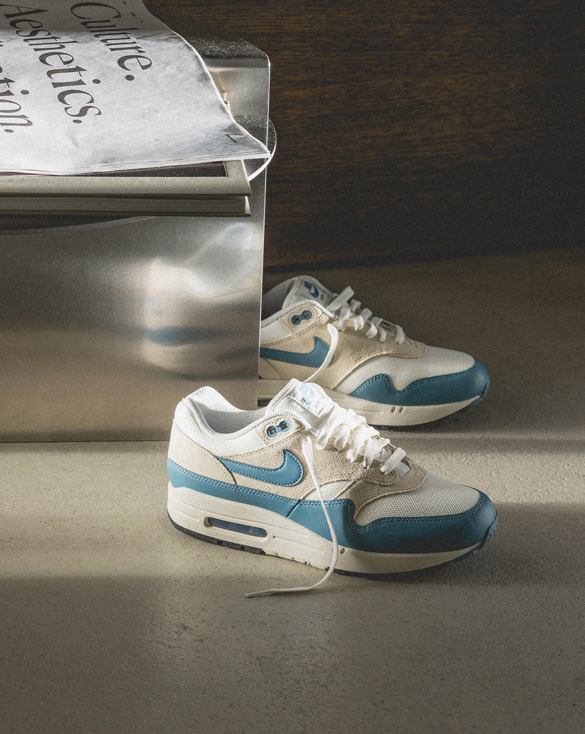 (Buy 1 pair and get 2 pairs free, get 3 pairs of shoes for the price of 1 pair)Nike Air Max 1 Essential