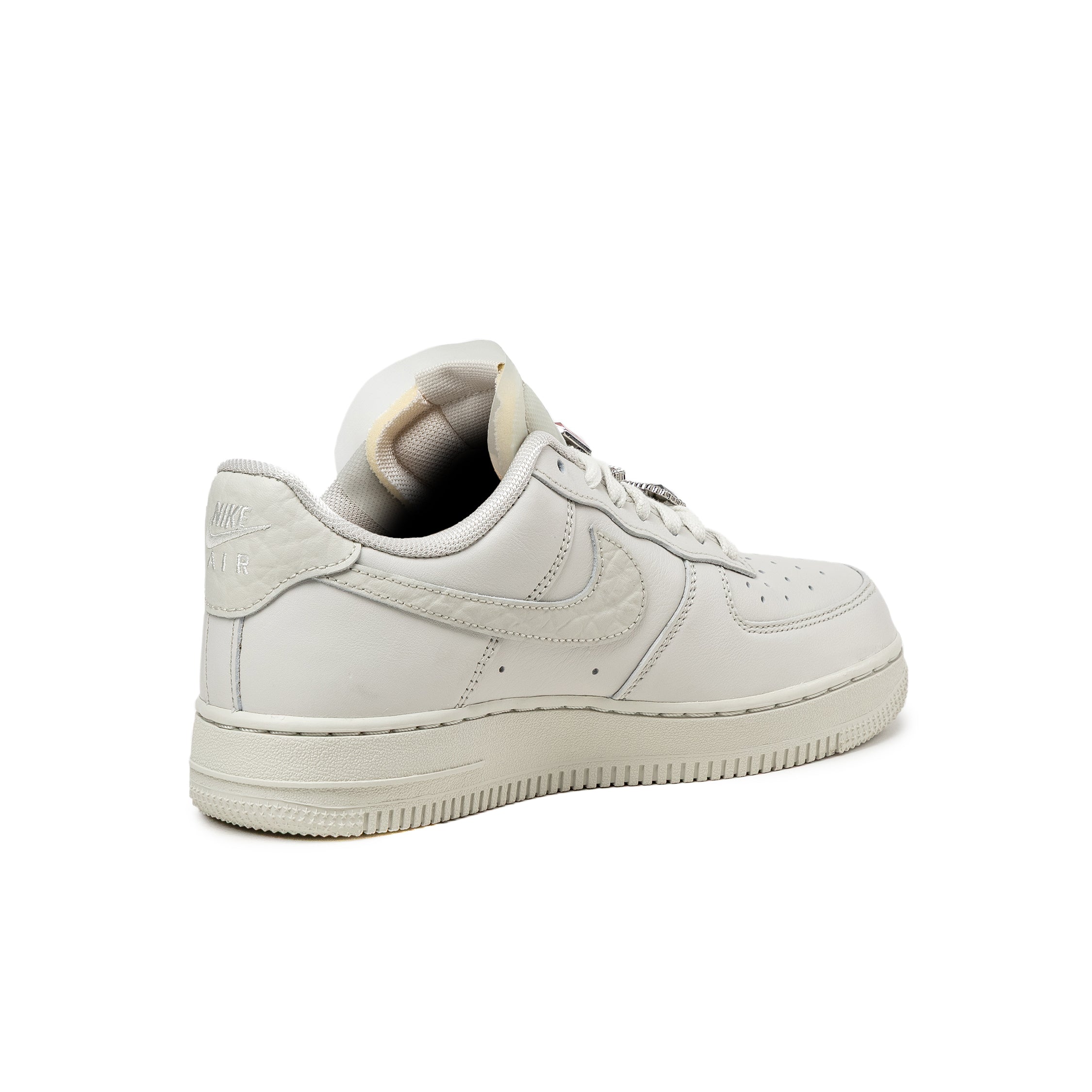 (Buy 1 pair and get 2 pairs free, get 3 pairs of shoes for the price of 1 pair)Nike Wmns Air Force 1 Low Premium
