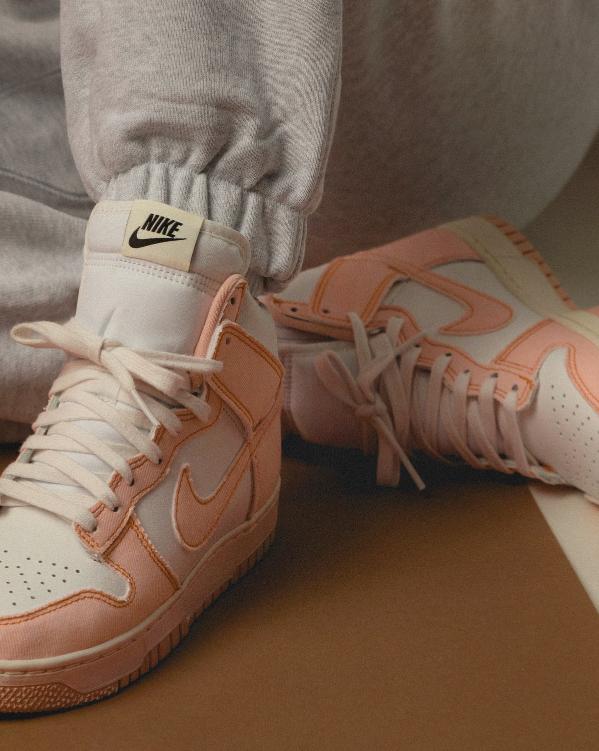 (Buy 1 pair and get 2 pairs free, get 3 pairs of shoes for the price of 1 pair)Nike Wmns Dunk Hi 1985 *Artic Orange*