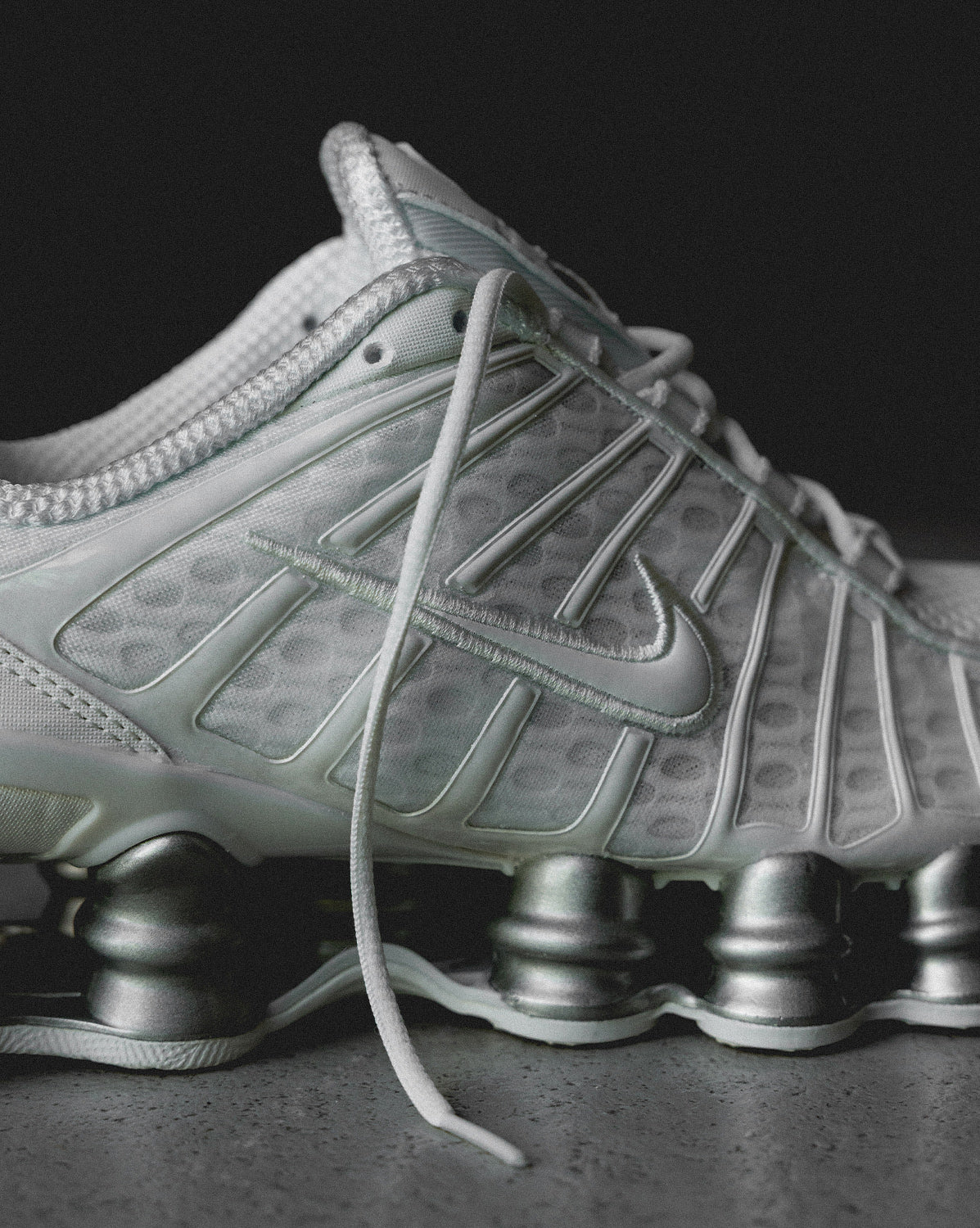 (Buy 1 pair and get 2 pairs free, get 3 pairs of shoes for the price of 1 pair)Nike Wmns Shox TL