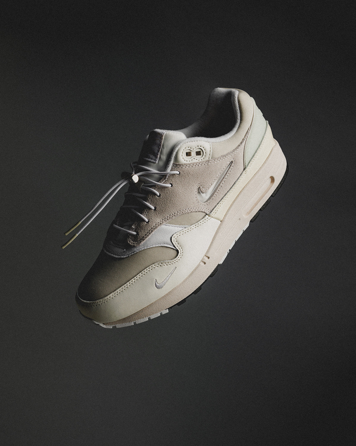 (Buy 1 pair and get 2 pairs free, get 3 pairs of shoes for the price of 1 pair)Nike Air Max 1 Premium *No Bubble*