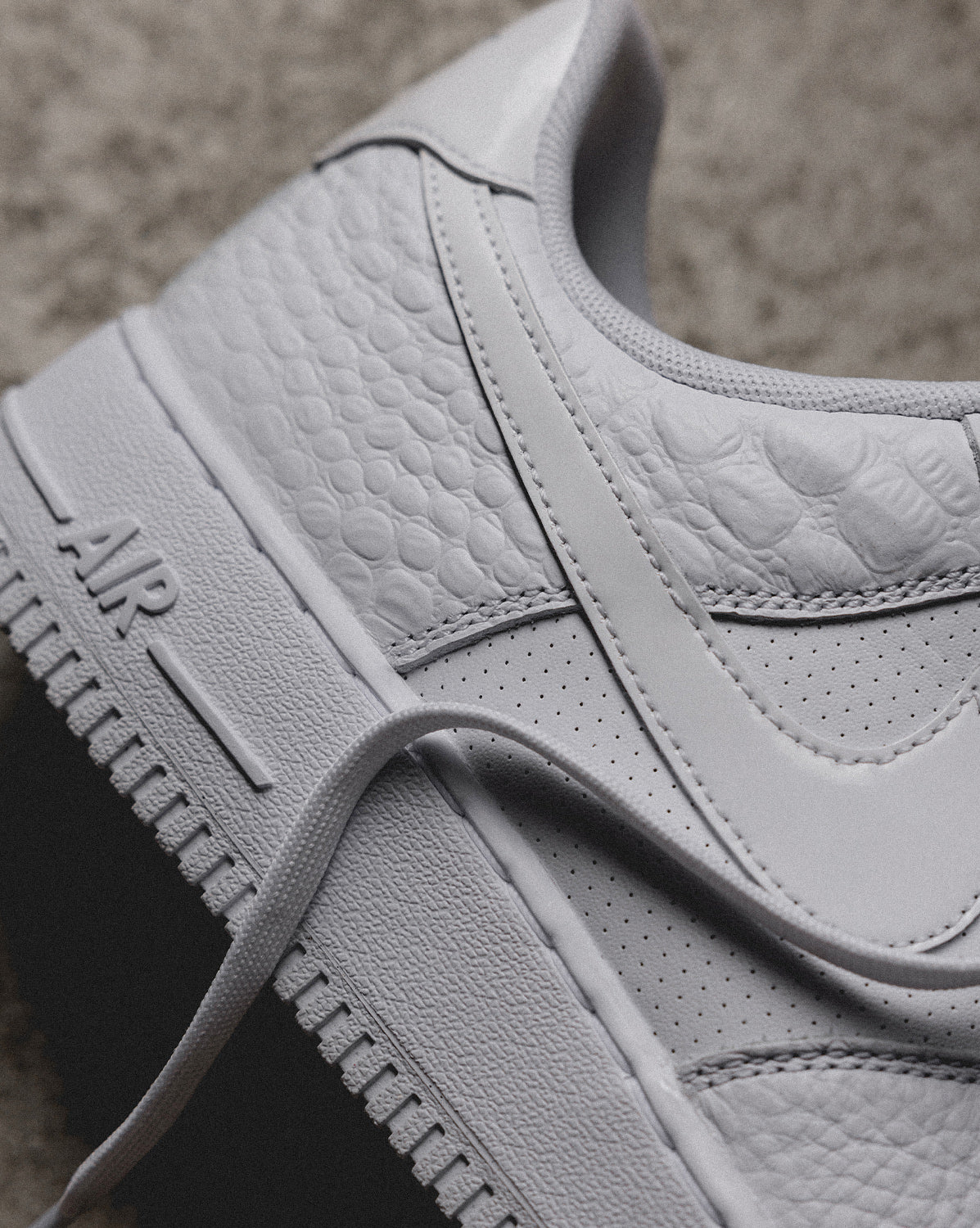 (Buy 1 pair and get 2 pairs free, get 3 pairs of shoes for the price of 1 pair)Nike Air Force 1 '07 LX