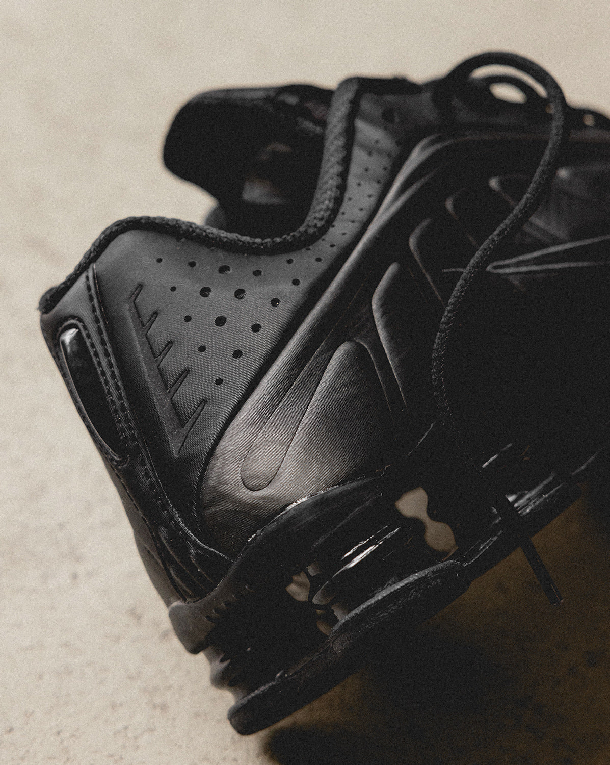 (Buy 1 pair and get 2 pairs free, get 3 pairs of shoes for the price of 1 pair)Nike Shox R4