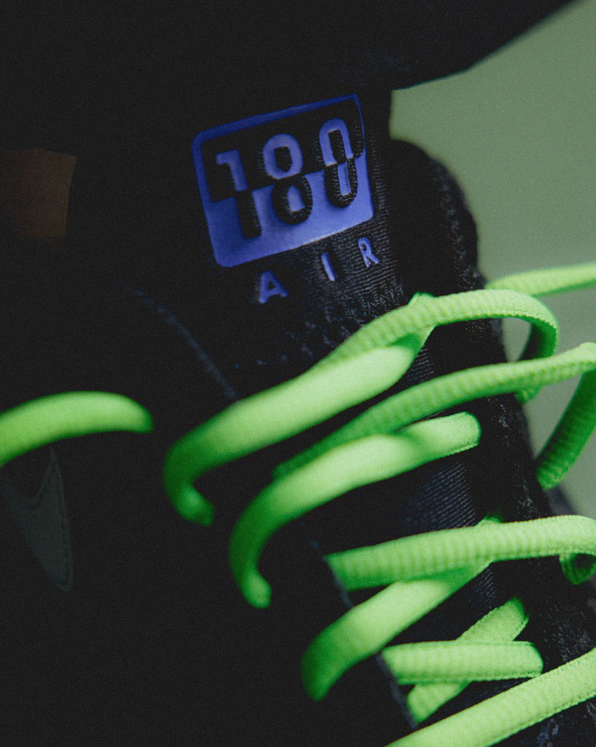 (Buy 1 pair and get 2 pairs free, get 3 pairs of shoes for the price of 1 pair)Nike Air 180 QS