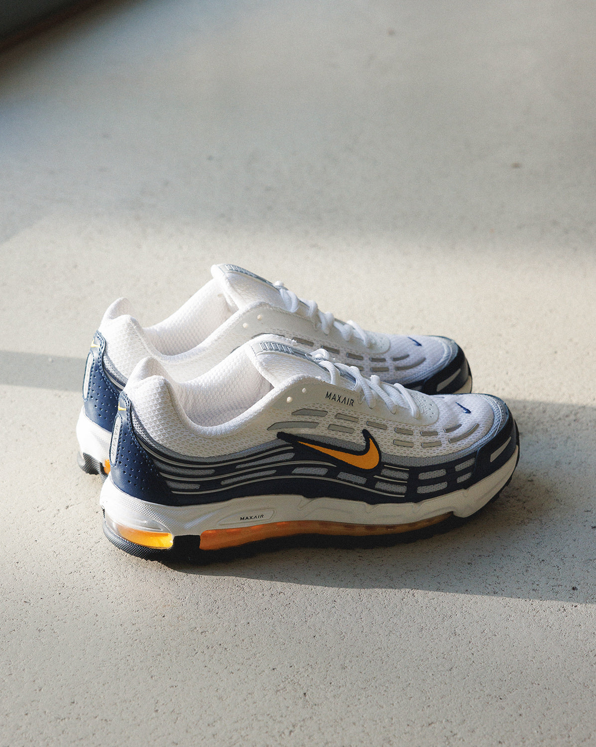 (Buy 1 pair and get 2 pairs free, get 3 pairs of shoes for the price of 1 pair)Nike Air Max TL 2.5