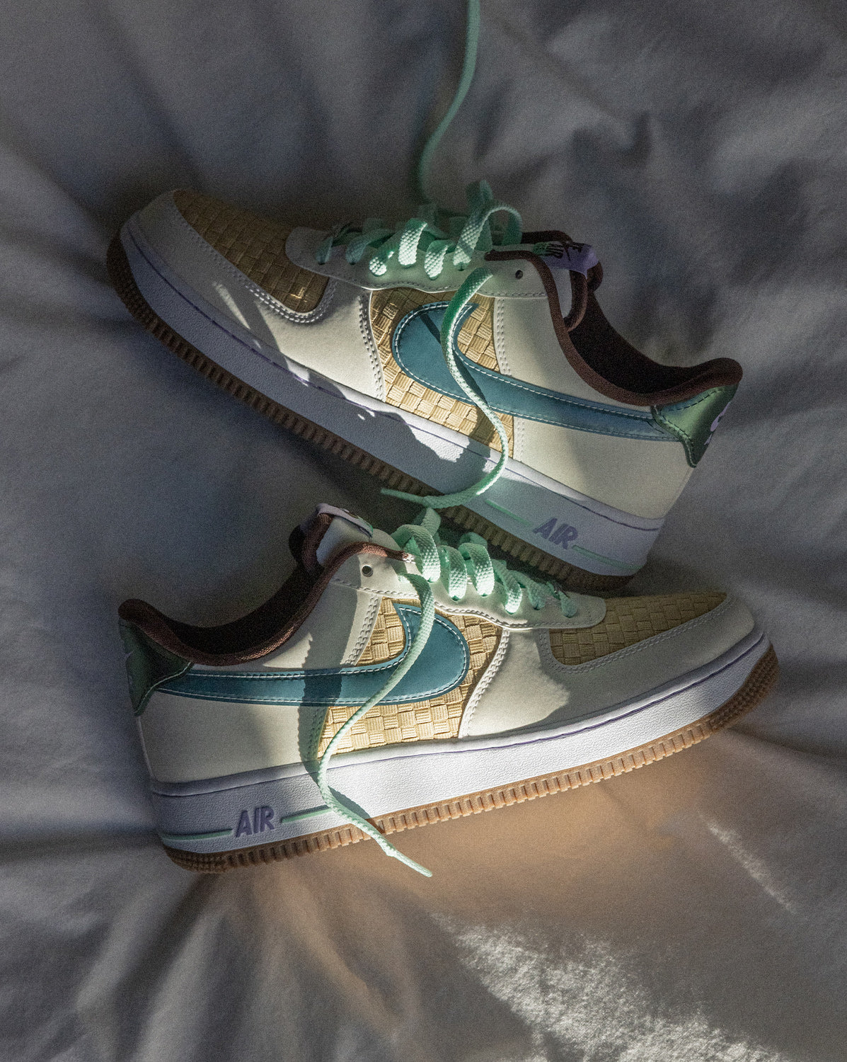 (Buy 1 pair and get 2 pairs free, get 3 pairs of shoes for the price of 1 pair)Nike Air Force 1 Retro QS *Easter*