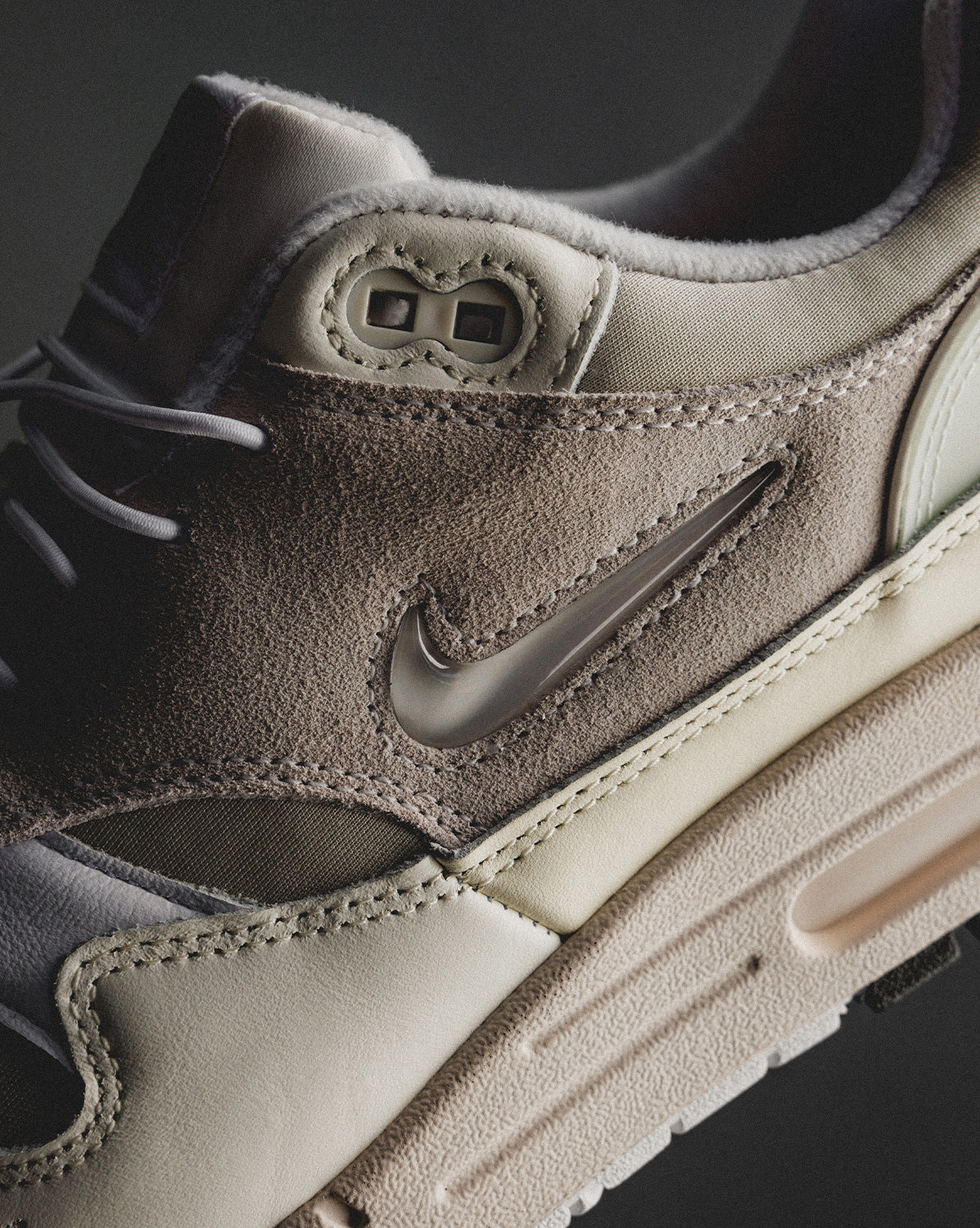 (Buy 1 pair and get 2 pairs free, get 3 pairs of shoes for the price of 1 pair)Nike Air Max 1 Premium *No Bubble*