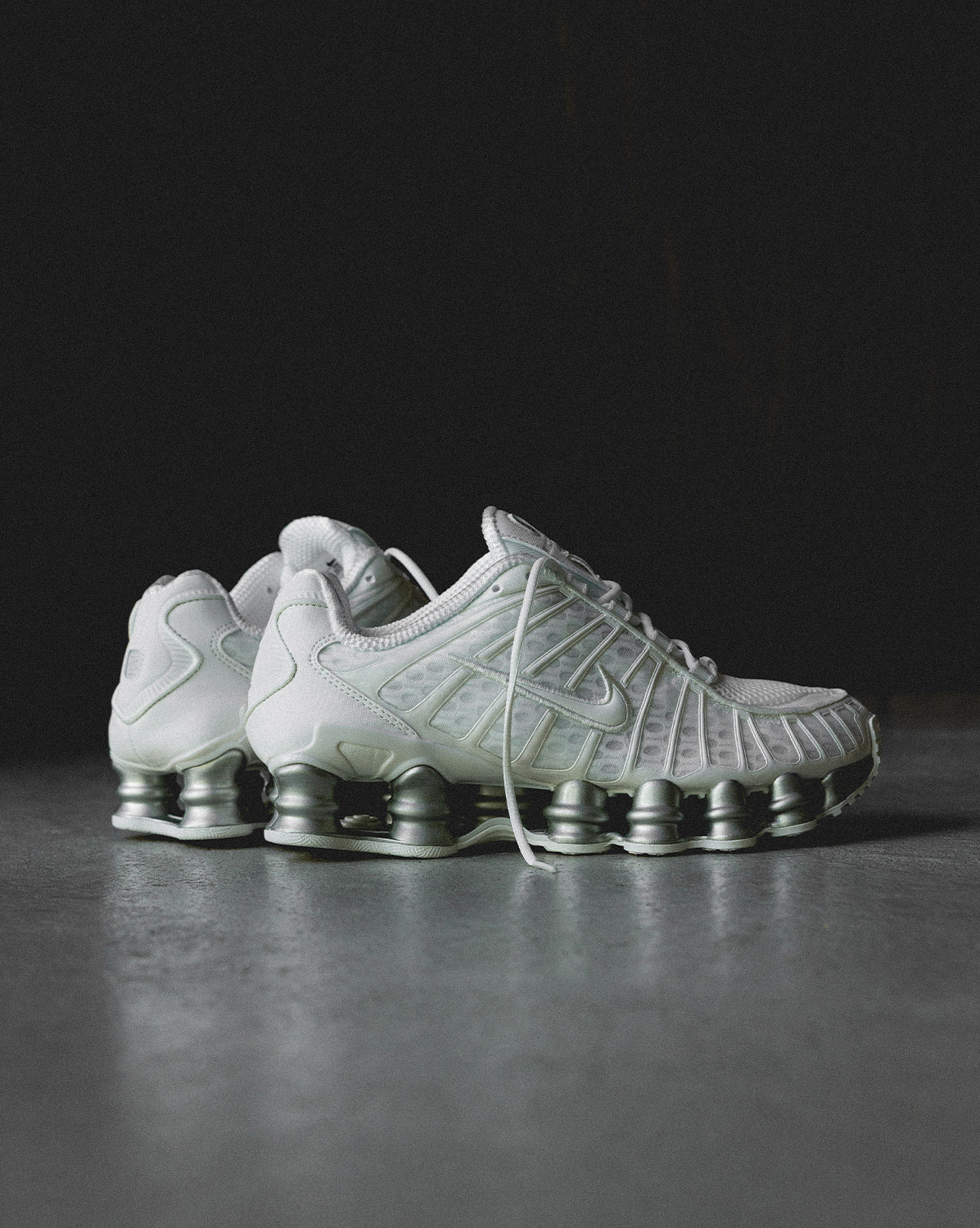 (Buy 1 pair and get 2 pairs free, get 3 pairs of shoes for the price of 1 pair)Nike Wmns Shox TL