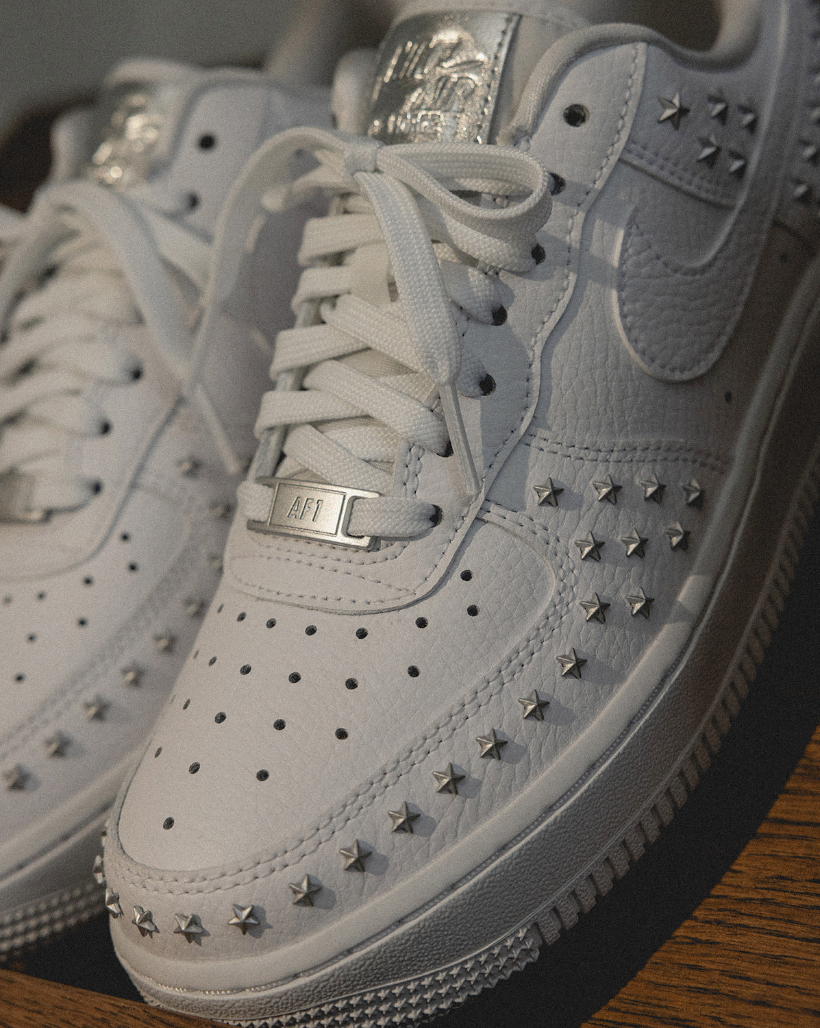 (Buy 1 pair and get 2 pairs free, get 3 pairs of shoes for the price of 1 pair)Nike Wmns Air Force 1 '07 XX