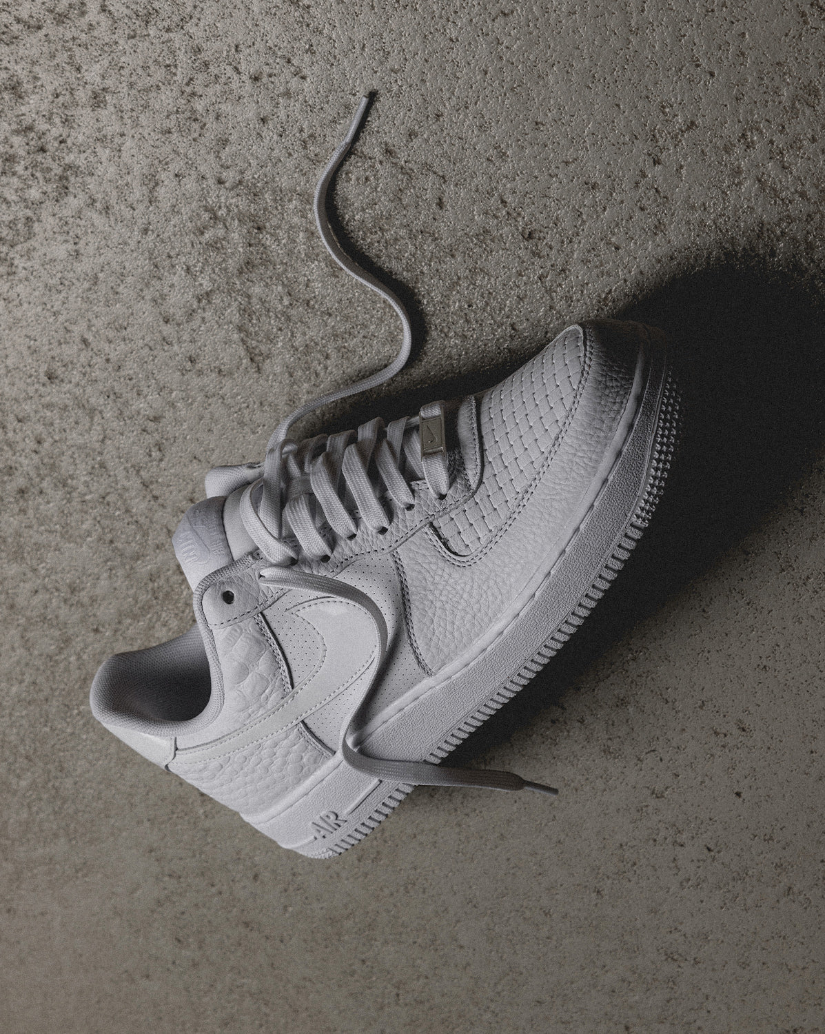 (Buy 1 pair and get 2 pairs free, get 3 pairs of shoes for the price of 1 pair)Nike Air Force 1 '07 LX