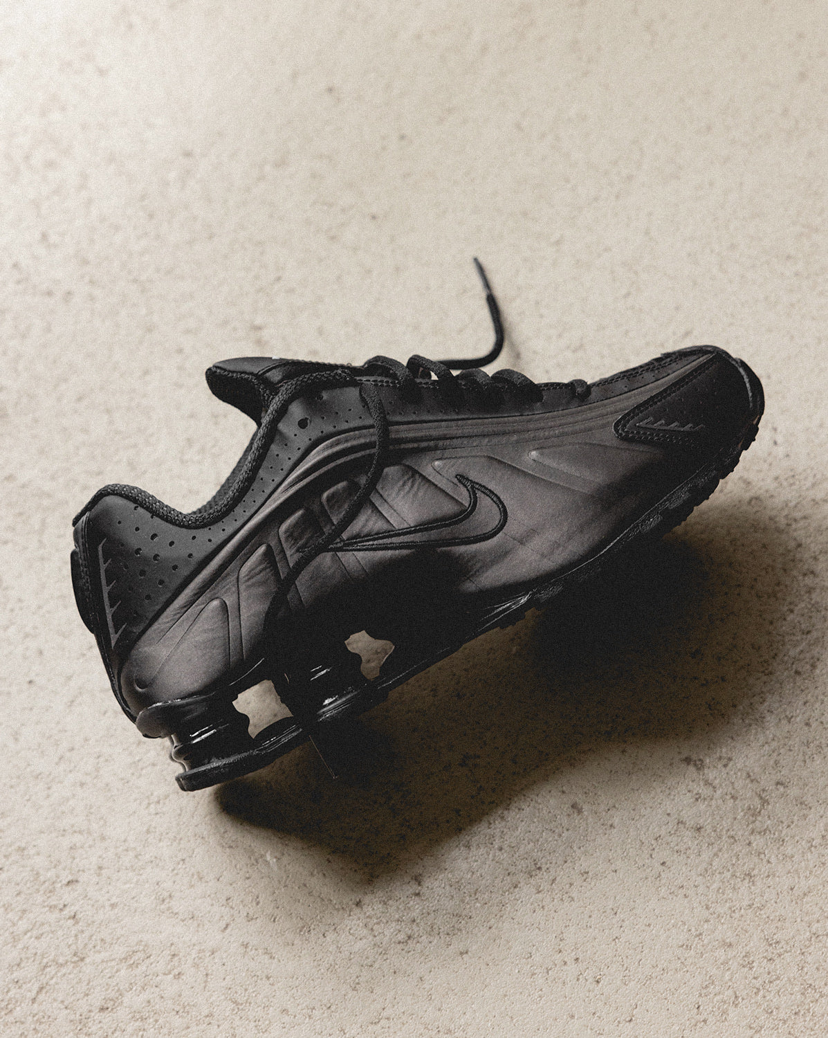 (Buy 1 pair and get 2 pairs free, get 3 pairs of shoes for the price of 1 pair)Nike Shox R4