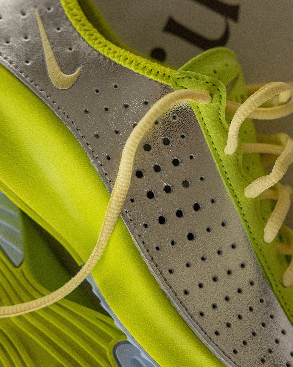 (Buy 1 pair and get 2 pairs free, get 3 pairs of shoes for the price of 1 pair)Nike Wmns Air Superfly