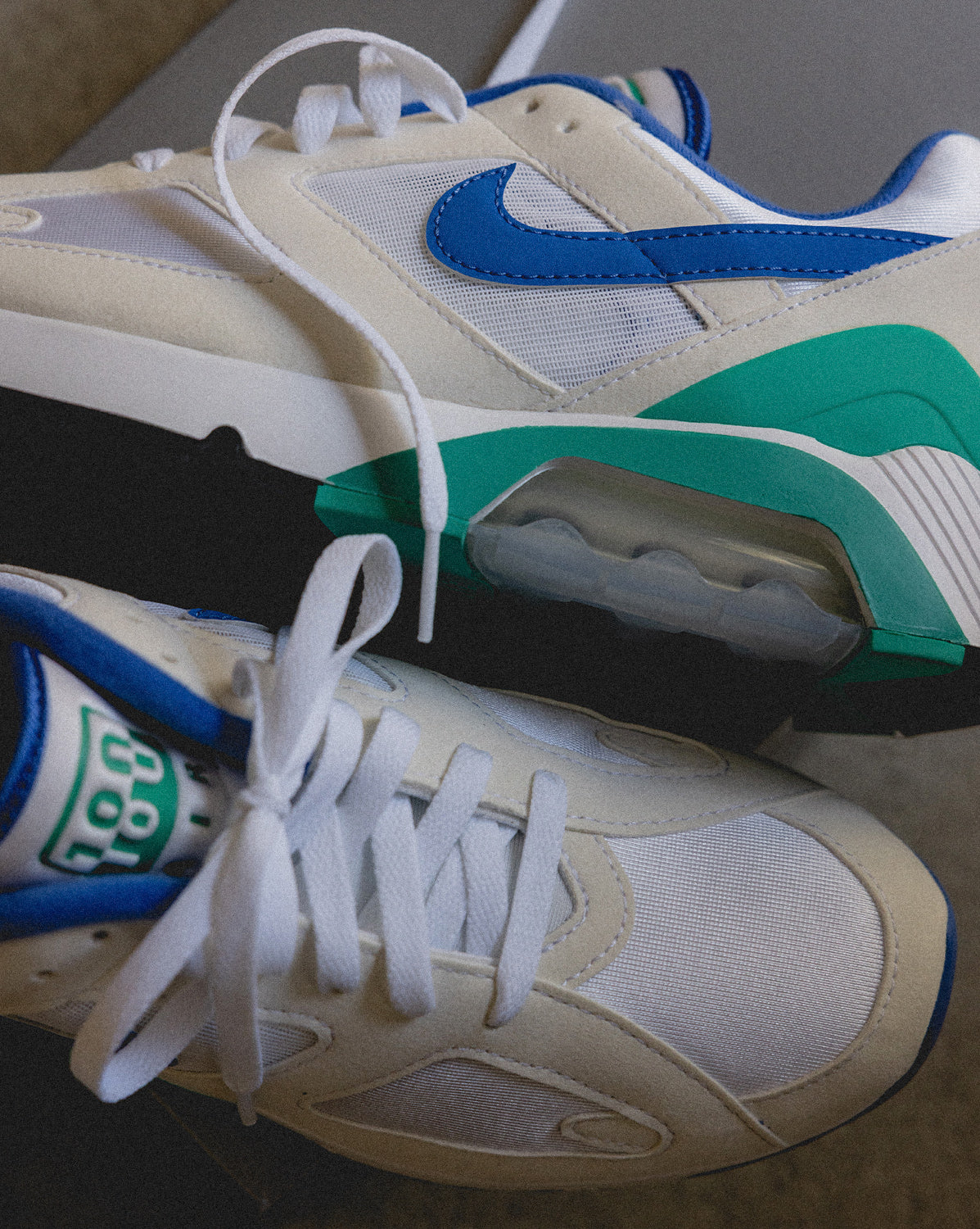 (Buy 1 pair and get 2 pairs free, get 3 pairs of shoes for the price of 1 pair)Nike Air 180
