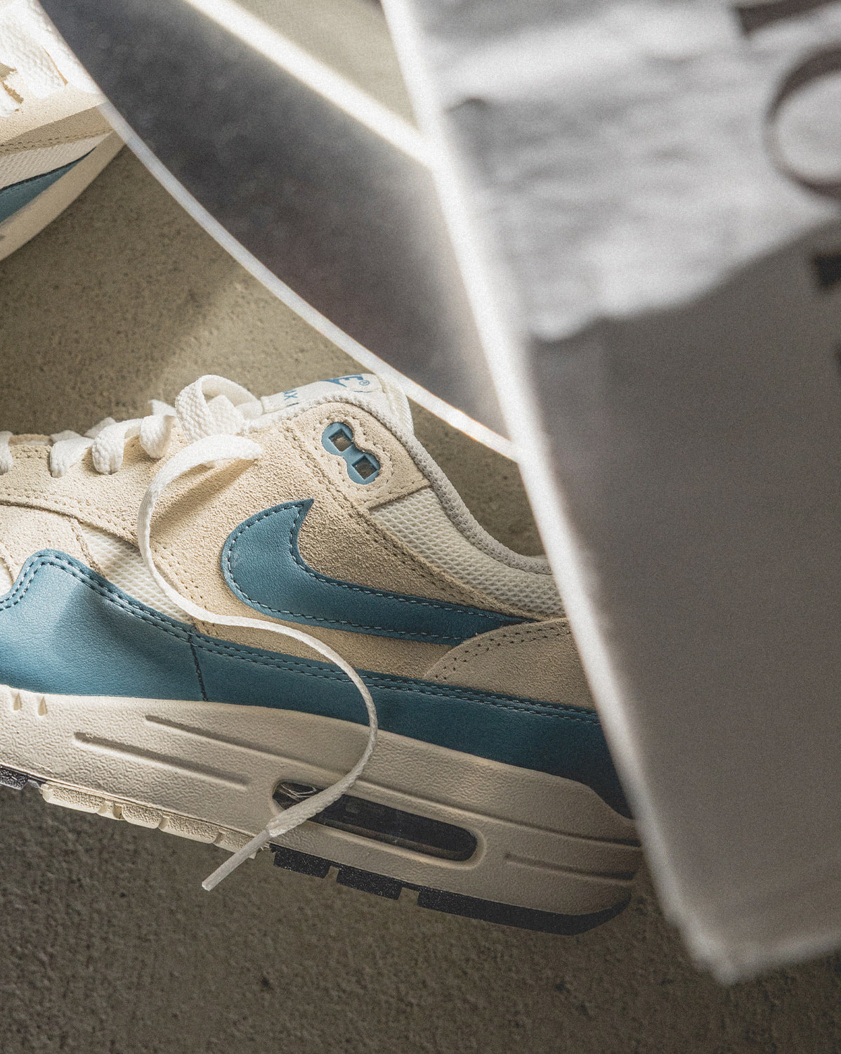 (Buy 1 pair and get 2 pairs free, get 3 pairs of shoes for the price of 1 pair)Nike Air Max 1 Essential