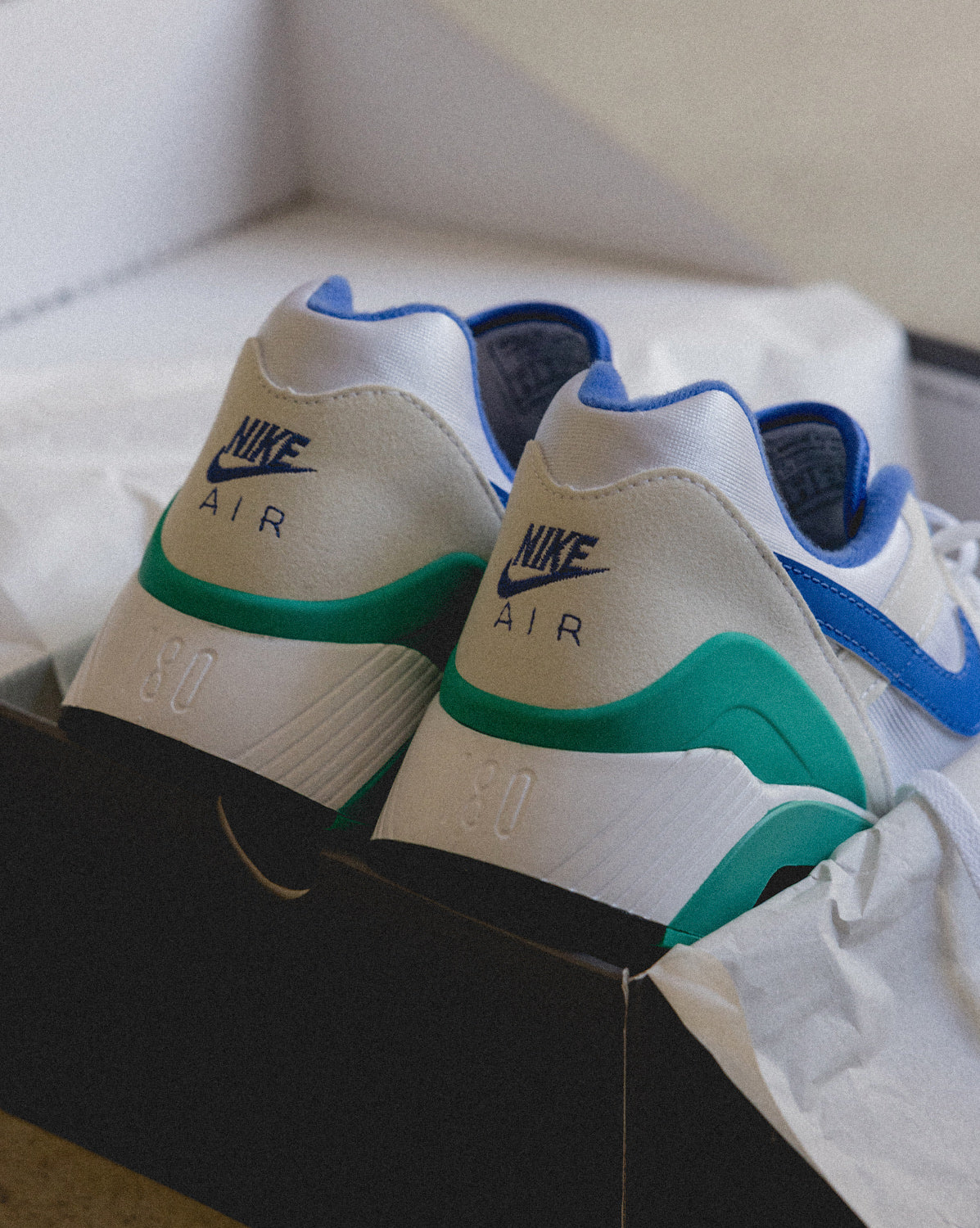(Buy 1 pair and get 2 pairs free, get 3 pairs of shoes for the price of 1 pair)Nike Air 180