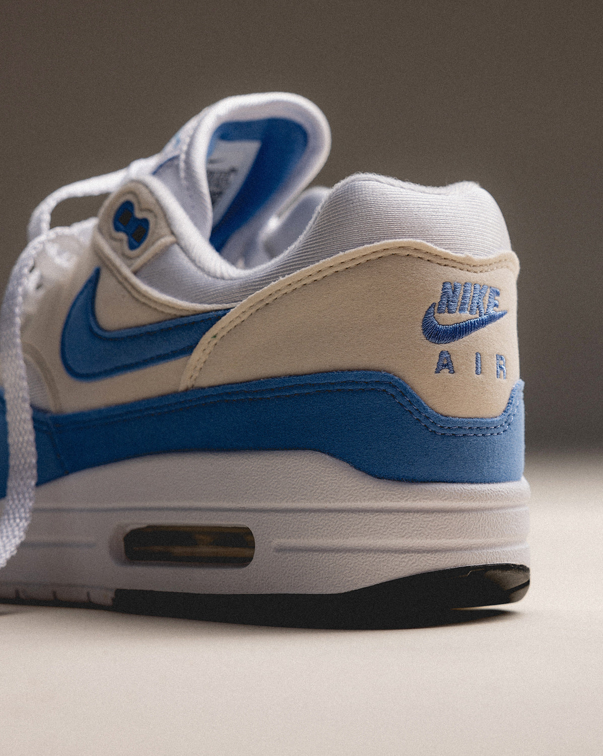 (Buy 1 pair and get 2 pairs free, get 3 pairs of shoes for the price of 1 pair)Nike Wmns Air Max 1