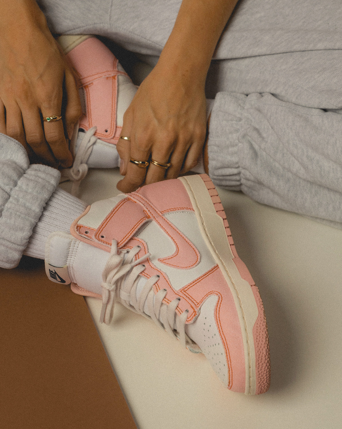 (Buy 1 pair and get 2 pairs free, get 3 pairs of shoes for the price of 1 pair)Nike Wmns Dunk Hi 1985 *Artic Orange*