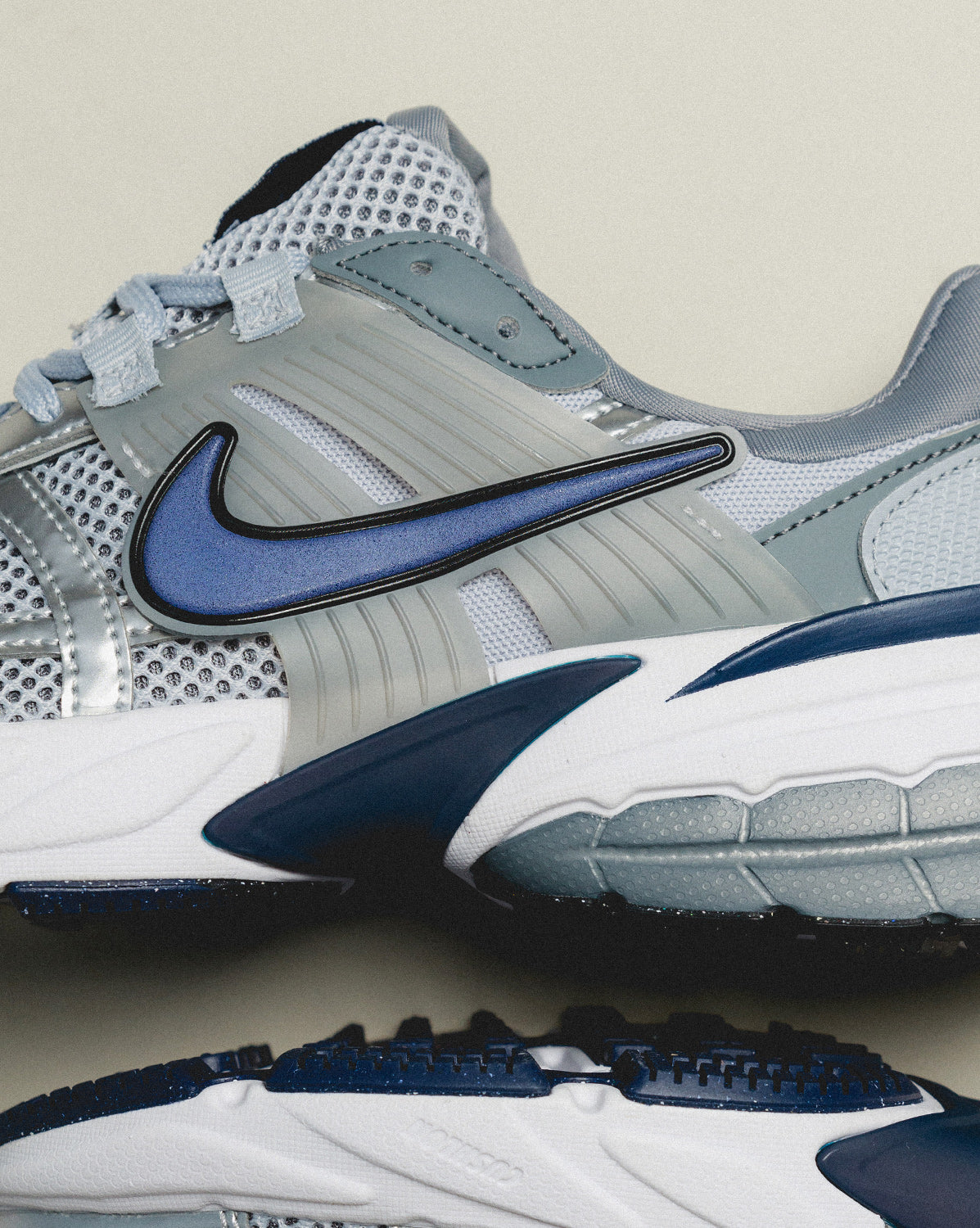 (Buy 1 pair and get 2 pairs free, get 3 pairs of shoes for the price of 1 pair)Nike V2K Run