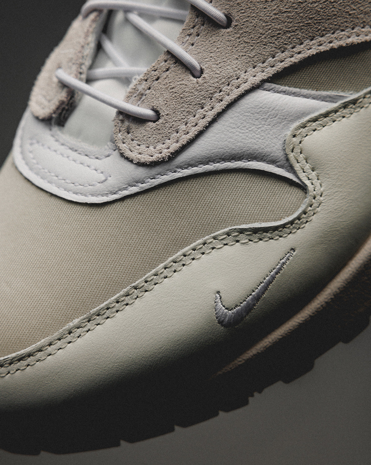 (Buy 1 pair and get 2 pairs free, get 3 pairs of shoes for the price of 1 pair)Nike Air Max 1 Premium *No Bubble*