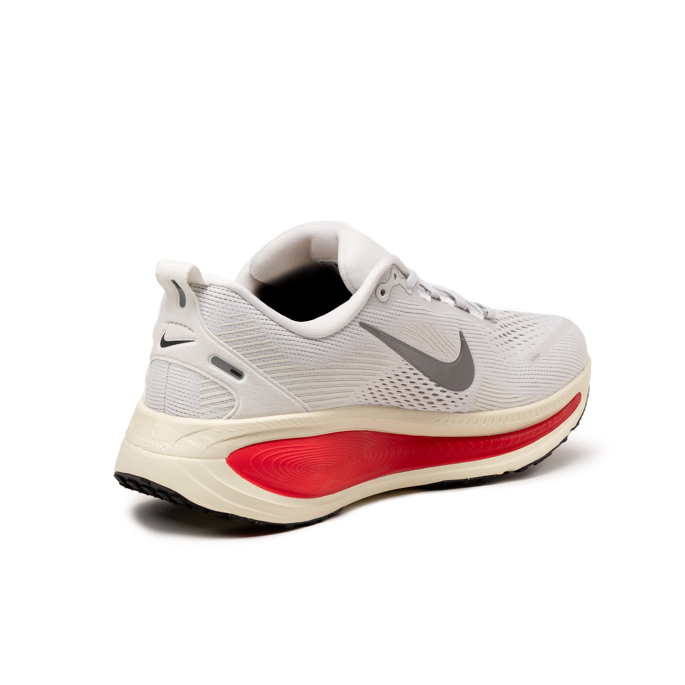 (Buy 1 pair and get 2 pairs free, get 3 pairs of shoes for the price of 1 pair)Nike Vomero 18