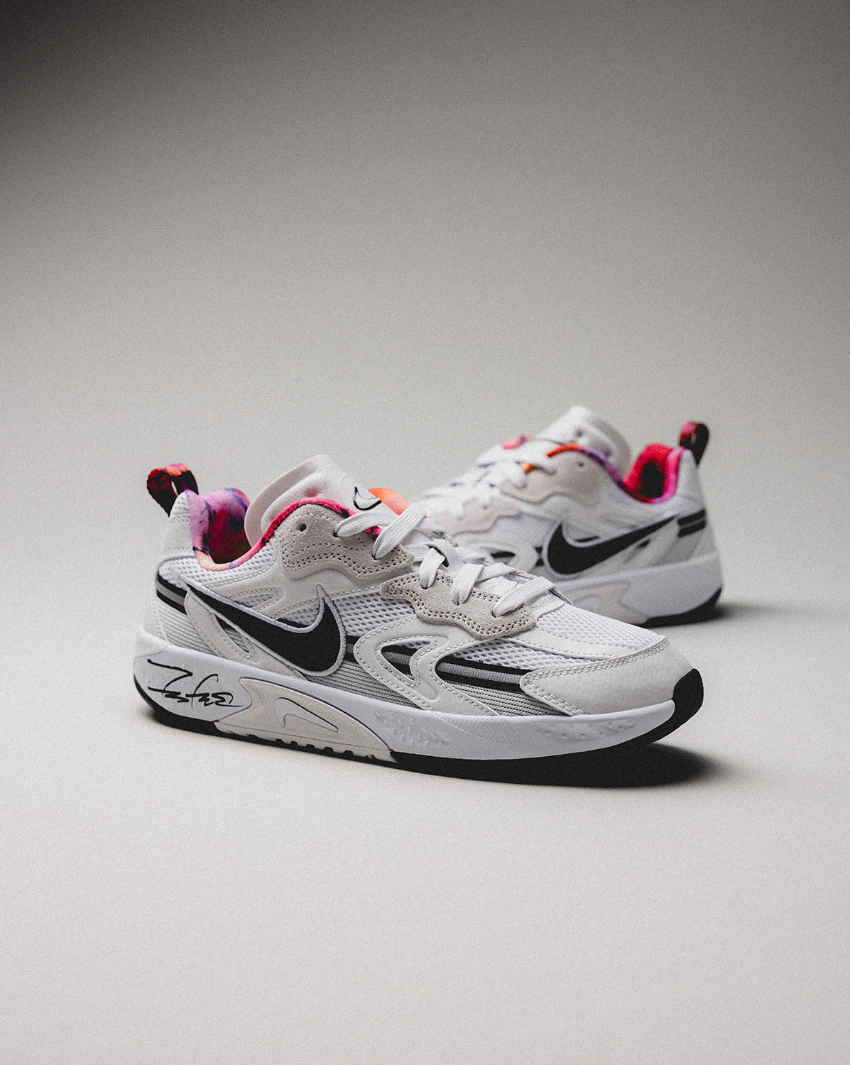 (Buy 1 pair and get 2 pairs free, get 3 pairs of shoes for the price of 1 pair)Nike x Futura Wmns Jam Train