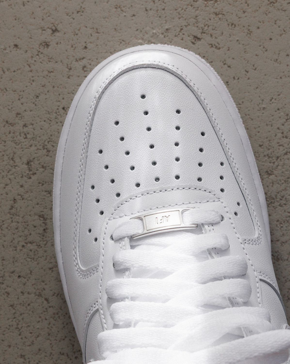 (Buy 1 pair and get 2 pairs free, get 3 pairs of shoes for the price of 1 pair)Nike Air Force 1 '07