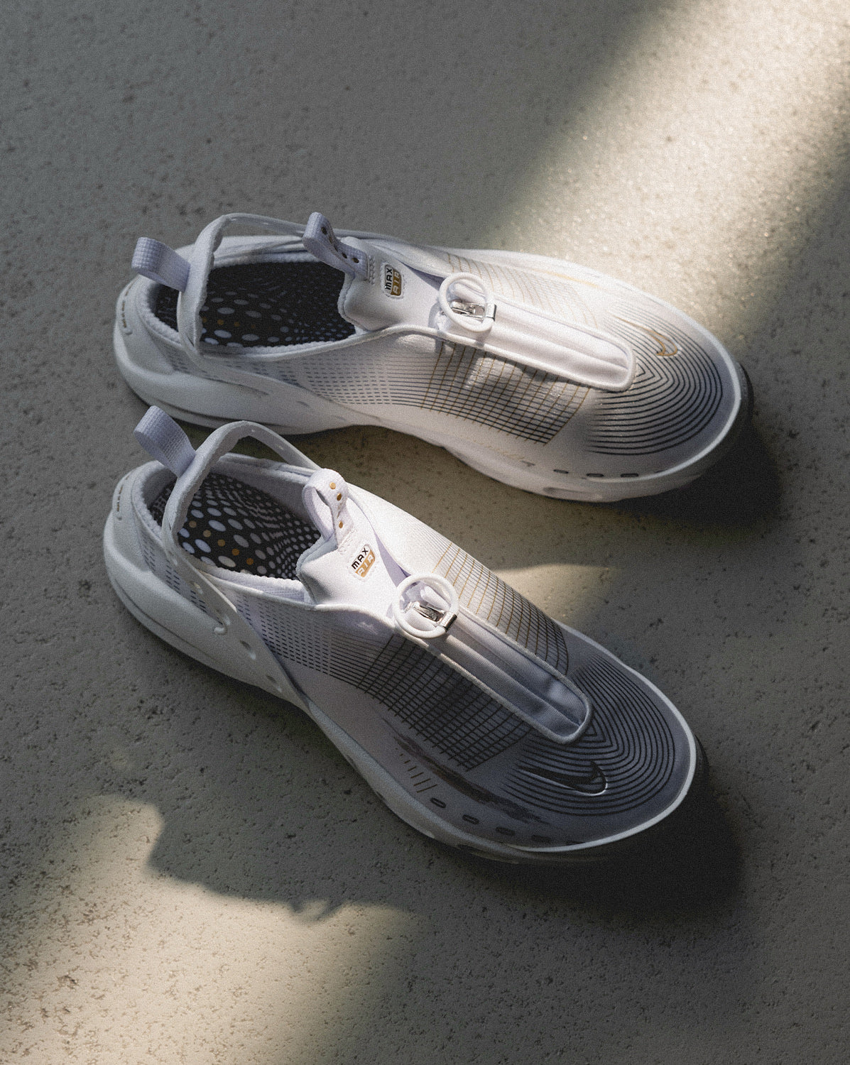 (Buy 1 pair and get 2 pairs free, get 3 pairs of shoes for the price of 1 pair)Nike Wmns Air Max Craze