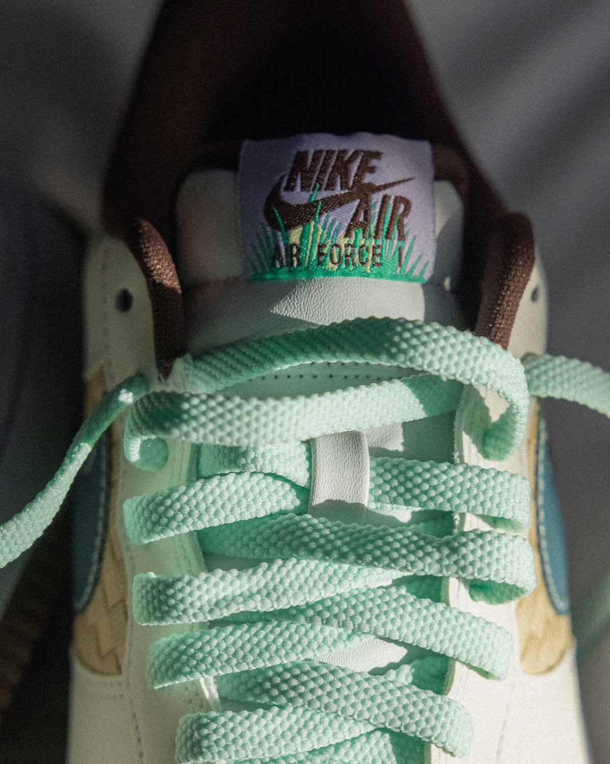 (Buy 1 pair and get 2 pairs free, get 3 pairs of shoes for the price of 1 pair)Nike Air Force 1 Retro QS *Easter*