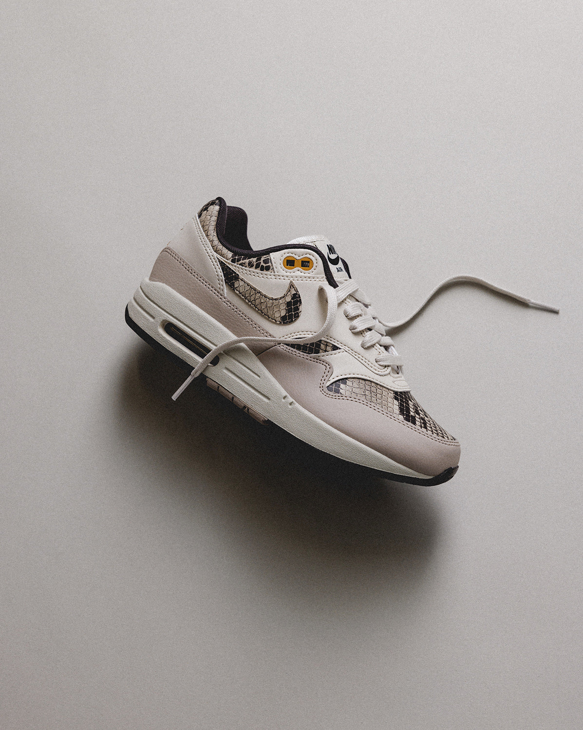 (Buy 1 pair and get 2 pairs free, get 3 pairs of shoes for the price of 1 pair)Nike Wmns Air Max 1 '87