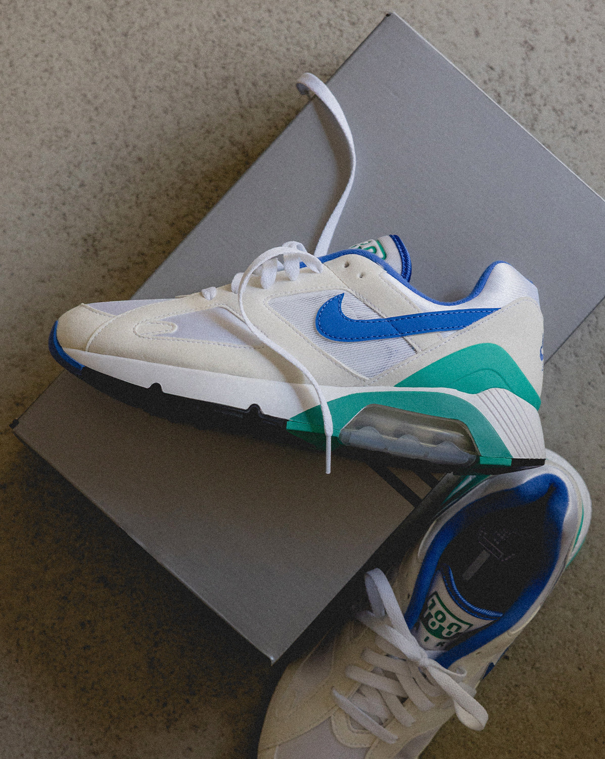 (Buy 1 pair and get 2 pairs free, get 3 pairs of shoes for the price of 1 pair)Nike Air 180