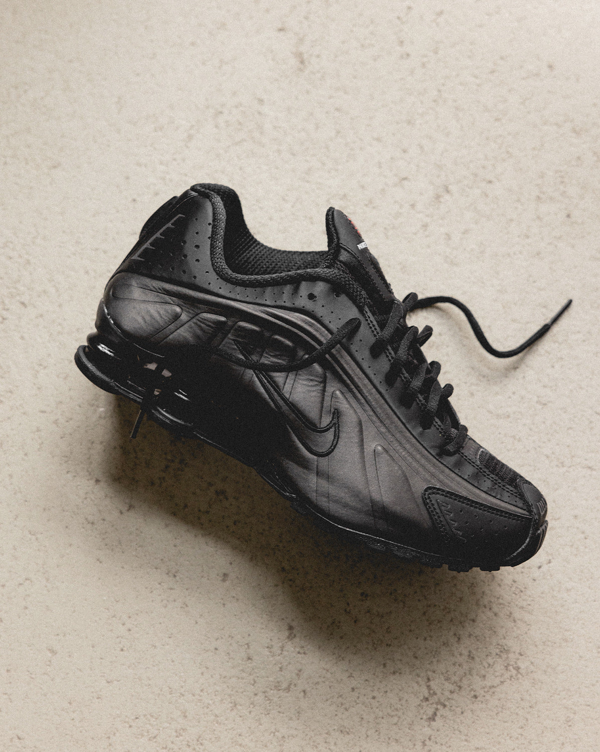 (Buy 1 pair and get 2 pairs free, get 3 pairs of shoes for the price of 1 pair)Nike Shox R4