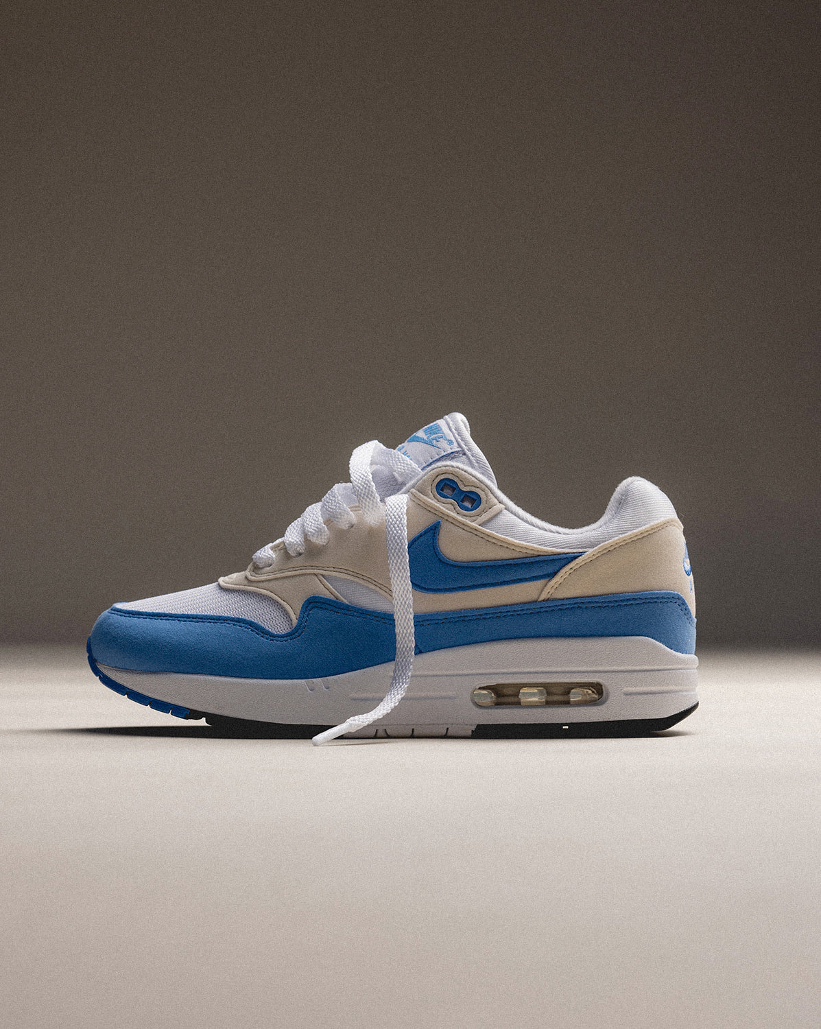 (Buy 1 pair and get 2 pairs free, get 3 pairs of shoes for the price of 1 pair)Nike Wmns Air Max 1