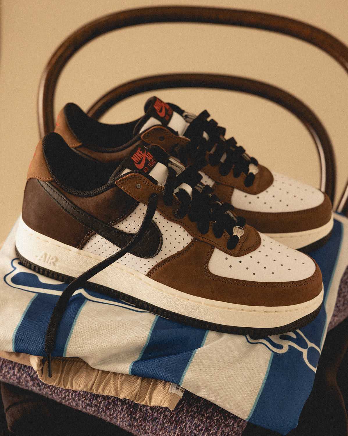 (Buy 1 pair and get 2 pairs free, get 3 pairs of shoes for the price of 1 pair)Nike Air Force 1 Low Retro